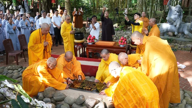 Chư tôn đức đặt bia đá khởi công xây dựng Viện Chuyên Tu 2