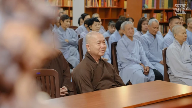Hòa thượng Thích Hoằng Tri, trụ trì chùa Vạn Đức và đại chúng tham dự