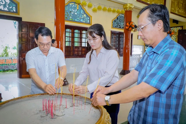 Phái đoàn thắp hương tại chánh điện chùa Hòa Long Phái đoàn thắp hương tại chánh điện chùa Hòa Long