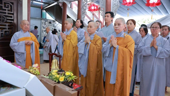 Ni trưởng Thích nữ Giác Trung, trụ trì Ni viện Vạn Hạnh cùng Ni chúng và Phật tử tác pháp cúng dường dâng pháp y