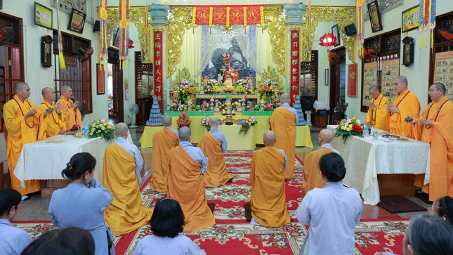 Thượng tọa Thích Nguyên Hiếu đương vi sám chủ đăng đàn chẩn tế tại Ni viện Vạn Hạnh