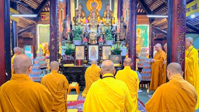 Khóa lễ cúng ngọ tại chánh điện tổ đình Phước Hưng - ngôi chùa cổ gần 200 năm tuổi tại vùng đất Sen hồng