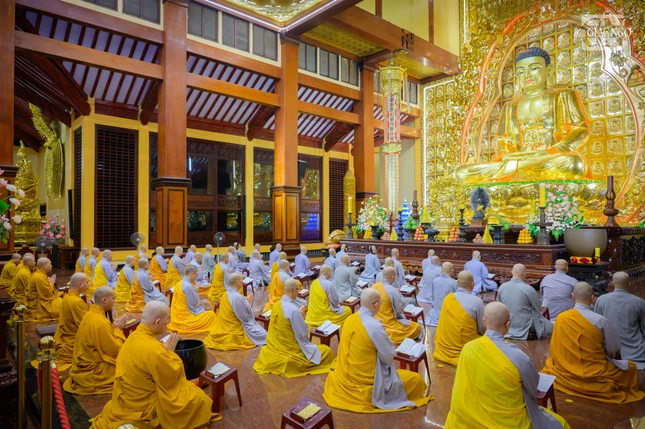 Đại chúng miên mật trong thời khóa hành trì tại đại hùng bảo điện