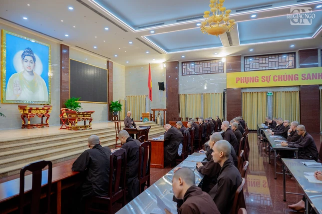 Các giới tử chăm chú lắng nghe và ghi chép cẩn thận những lời chỉ dạy từ chư tôn đức