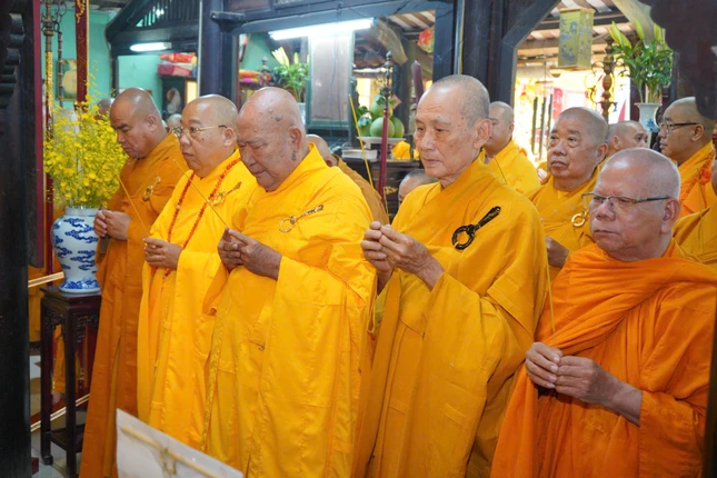 Chư tôn đức thắp hương tưởng niệm cố Trưởng lão Hòa thượng Thích Thiện Huệ Chư tôn đức thắp hương tưởng niệm cố Trưởng lão Hòa thượng Thích Thiện Huệ