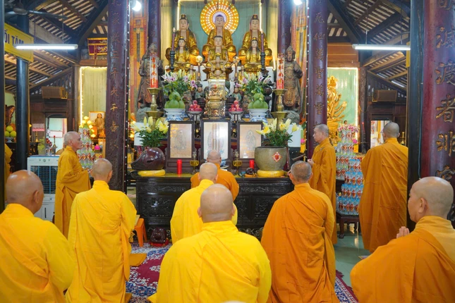 Khóa lễ cúng ngọ tại chánh điện tổ đình Phước Hưng - ngôi chùa cổ gần 200 năm tuổi tại vùng đất Sen hồng Khóa lễ cúng ngọ tại chánh điện tổ đình Phước Hưng - ngôi chùa cổ gần 200 năm tuổi tại vùng đất Sen hồng