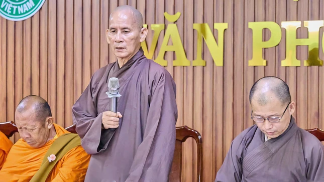 Hòa thượng Thích Thiện Thống chủ trì phiên họp
