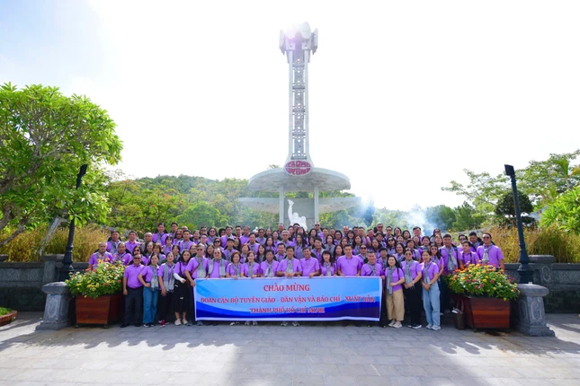 Đoàn đại biểu bắt đầu hành trình về nguồn tại Nghĩa trang Liệt sĩ TP.Huế - Ảnh: Hoàng Hùng