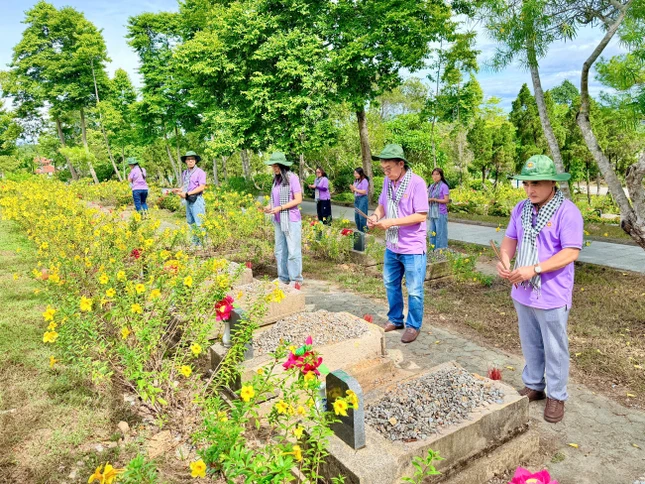 Đại biểu dâng hương tại Nghĩa trang Liệt sĩ TP.Huế - Ảnh: Hoàng Hùng