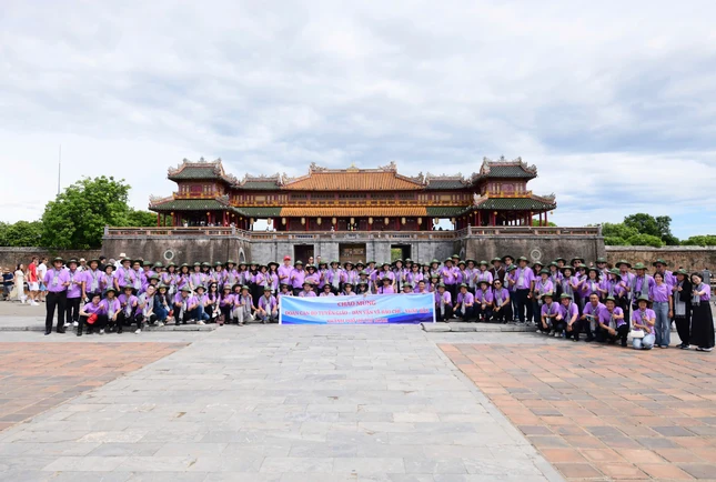 Đoàn chụp ảnh lưu niệm tại kinh thành Huế - Ảnh: Quang Định