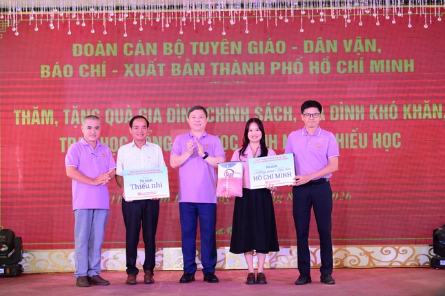 Ông Dương Anh Đức, Ủy viên Ban Thường vụ Thành ủy, Trưởng ban Tuyên giáo và Dân vận Thành ủy TP.HCM chứng kiến trao tặng 2 tủ sách từ Nhà xuất bản Tổng Hợp TP.HCM đến các trường học ở Huế - Ảnh: Quang Định