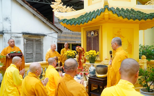 Chư Tăng môn hạ tổ đình Phước Hưng đảnh lễ tháp Tổ Chư Tăng môn hạ tổ đình Phước Hưng đảnh lễ tháp Tổ