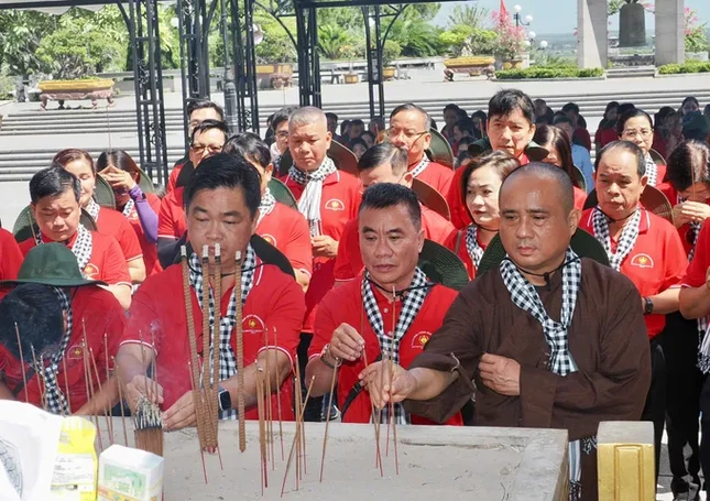 Các đại biểu dâng hương tưởng niệm tại Nghĩa trang Liệt sĩ Quốc gia Đường 9 - Ảnh: Hoàng Hùng Các đại biểu dâng hương tưởng niệm tại Nghĩa trang Liệt sĩ Quốc gia Đường 9 - Ảnh: Hoàng Hùng
