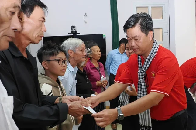 Ông Lê Văn Minh trao quà tại chương trình - Ảnh: Hoàng Hùng Ông Lê Văn Minh trao quà tại chương trình - Ảnh: Hoàng Hùng