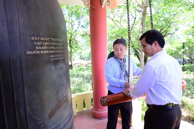Ông Dương Anh Đức và ông Đặng Đại Tình thỉnh chuông tại Nghĩa trang Liệt sĩ quốc gia Đường 9, tỉnh Quảng Trị Ông Dương Anh Đức và ông Đặng Đại Tình thỉnh chuông tại Nghĩa trang Liệt sĩ quốc gia Đường 9, tỉnh Quảng Trị