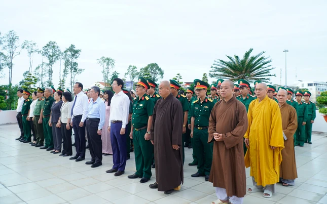 Chư tôn đức và lãnh đạo sở, ban, ngành tham dự buổi lễ