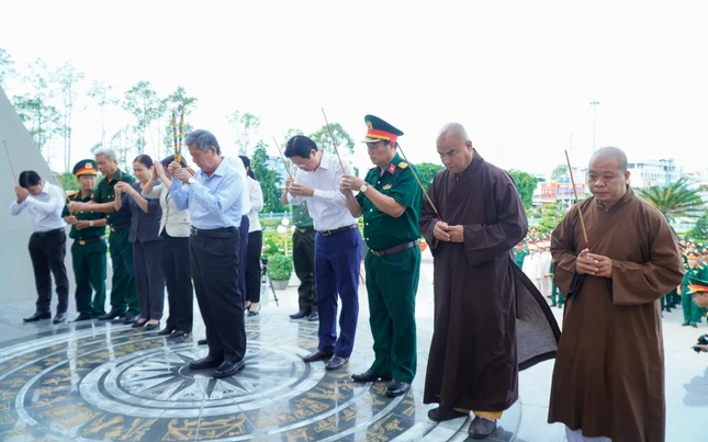 Chư tôn đức và các đại biểu thực hiện nghi thức dâng hương, tưởng niệm