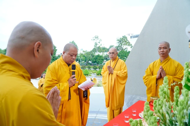Khóa lễ tụng kinh cầu siêu chư anh linh tại Nghĩa trang Liệt sĩ tỉnh