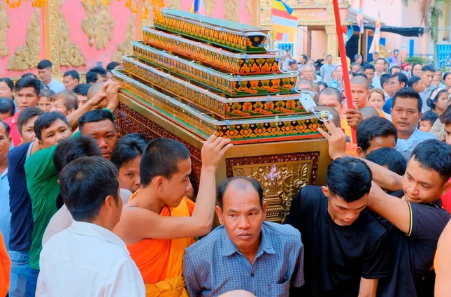 Môn đồ pháp quyến cung thỉnh nhục thân Hòa thượng Danh Lân nhập kim quan