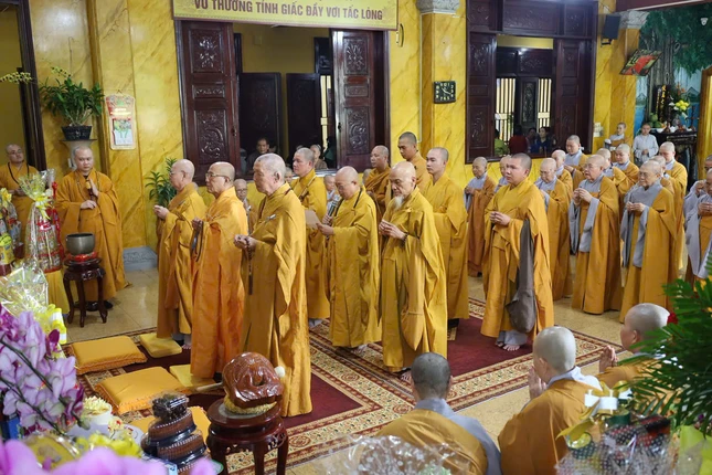 Chư tôn đức dâng hương cầu nguyện Chư tôn đức dâng hương cầu nguyện