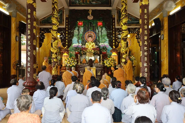 Khóa lễ cúng ngọ tại chánh điện chùa Ưu Đàm Khóa lễ cúng ngọ tại chánh điện chùa Ưu Đàm