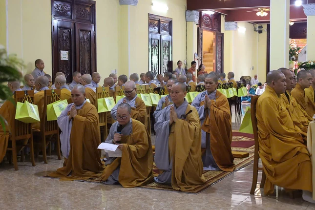 Ni sư Thích nữ Giới Thanh, trụ trì chùa Ưu Đàm dâng lời tác bạch Ni sư Thích nữ Giới Thanh, trụ trì chùa Ưu Đàm dâng lời tác bạch