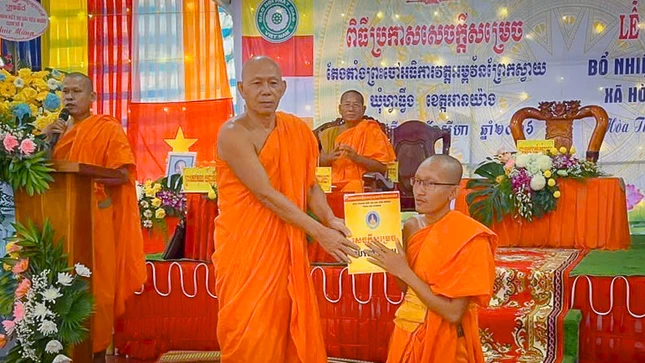 Hòa thượng Danh Đổng trao quyết định bổ nhiệm trụ trì đến Đại đức Danh Mel Hòa thượng Danh Đổng trao quyết định bổ nhiệm trụ trì đến Đại đức Danh Mel