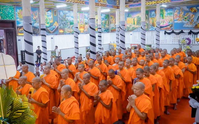 Chư tôn đức Ban Giám hiệu và chư Tăng Trường Trung cấp Phật học Nam tông Khmer tỉnh Kiên Giang nhất tâm cầu nguyện