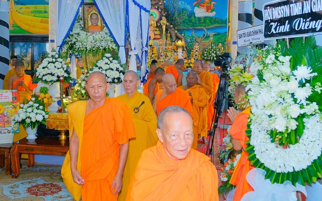 Hữu nhiễu kim quan