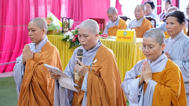Sư cô Thích nữ Như Phúc dâng lời phát nguyện Sư cô Thích nữ Như Phúc dâng lời phát nguyện