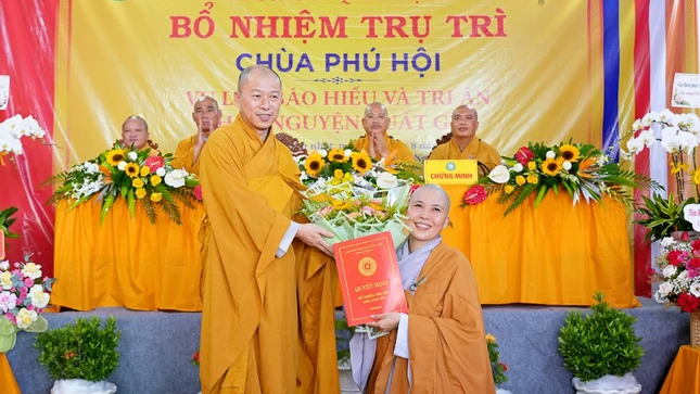 Thượng tọa Thích Minh Nhẫn trao quyết định bổ nhiệm trụ trì đến Sư cô Thích nữ Như Phúc Thượng tọa Thích Minh Nhẫn trao quyết định bổ nhiệm trụ trì đến Sư cô Thích nữ Như Phúc