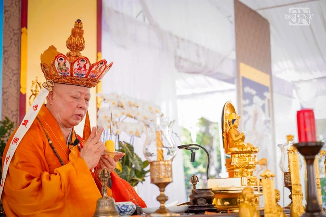 Hòa thượng Thích Lệ Trang, Trưởng ban Nghi lễ T.Ư làm gia trì sư trai đàn chẩn tế