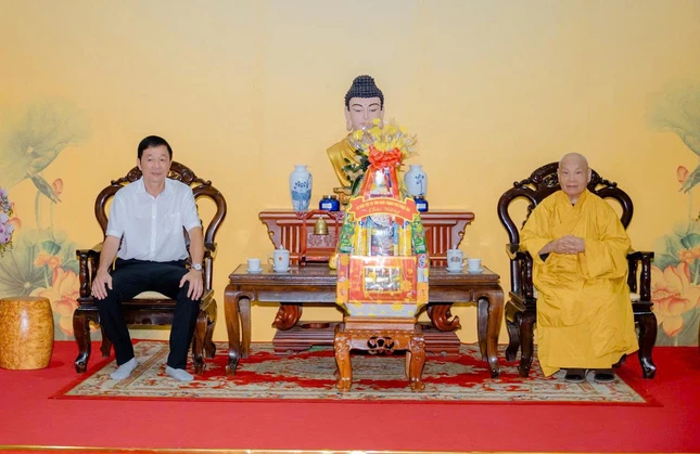 Trưởng lão Hòa thượng Thích Thiện Nhơn tiếp thân mật ông Trần Thanh Hòa, Giám đốc Sở Dân tộc và Tôn giáo TP.Đồng Nai