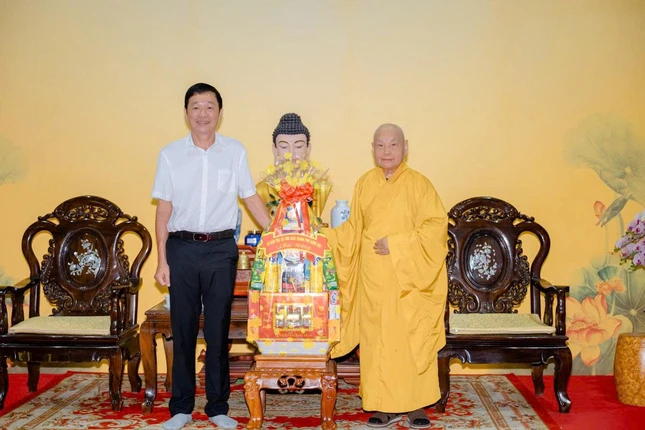 Giám đốc Sở Dân tộc và Tôn giáo TP.Đồng Nai Trần Thanh Hòa tặng quà chúc mừng Đại lễ Vu lan đến Trưởng lão Hòa thượng Chủ tịch Hội đồng Trị sự