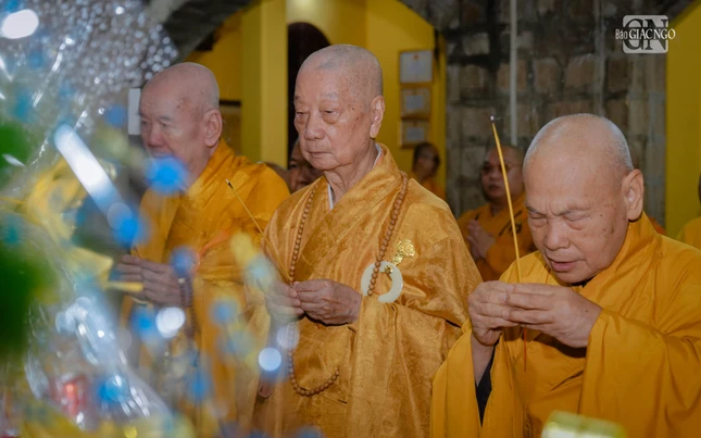 Dâng hương tưởng niệm húy nhật Tổ sư Huệ Đăng tại Tổ đường