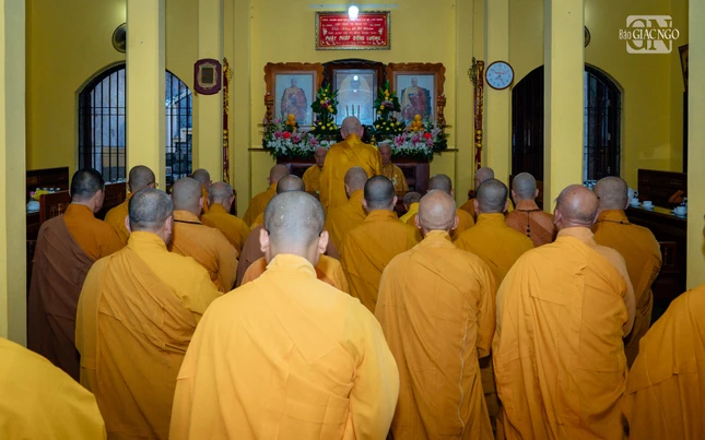 Tứ chúng đệ tử thuộc Thiên Thai thiền giáo tông khánh tuế Đức Pháp chủ và Trưởng lão Chủ tịch Hội đồng Trị sự