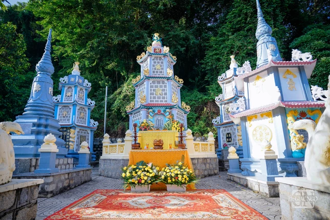 Bảo tháp Tổ sư Huệ Đăng tại khuôn viên vườn tháp tổ đình Thiên Thai