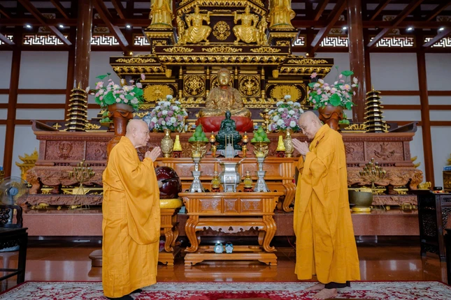 Nhị vị Hòa thượng đối thú Tự tứ