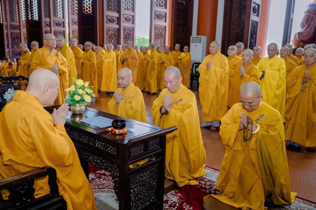 Chư Tăng thực hiện nghi thức Tự tứ