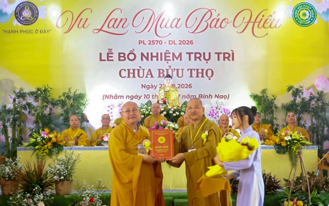 Thượng tọa Thích Huệ Tâm trao quyết định bổ nhiệm trụ trì đến Thượng tọa Thích Thường Tấn
