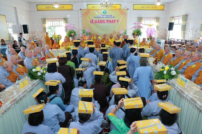 Đạo tràng Phật tử Ni viện Phước Long dâng pháp y