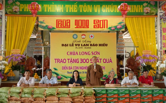 Đại đức Thích Minh Phước, trụ trì chùa Long Sơn phát biểu tại buổi trao quà