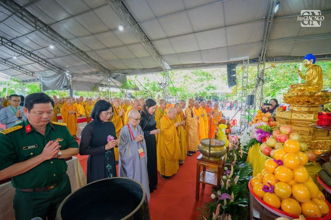 Dâng hương tưởng niệm các anh hùng liệt sĩ, chiến sĩ cách mạng và đồng bào yêu nước đã hy sinh cho nền độc lập, tự do của dân tộc