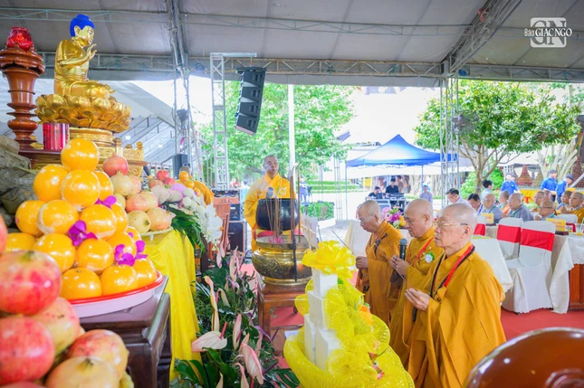 Chư tôn đức cử hành khóa lễ tụng kinh cầu nguyện
