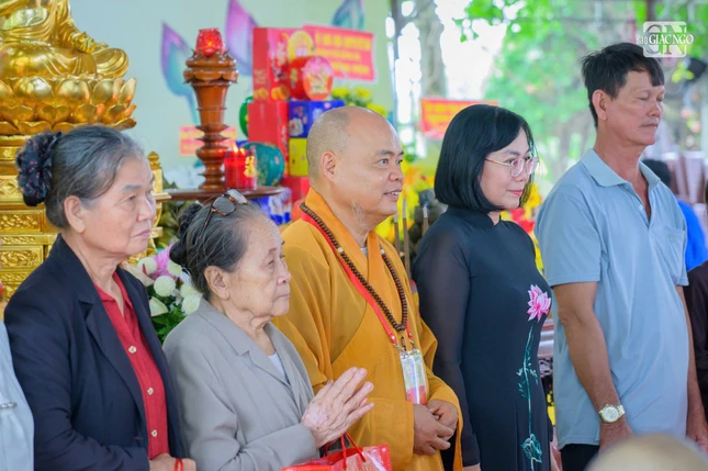 Thượng tọa Thích Thanh Phong trao quà tri ân đến các gia đình chính sách, thân nhân liệt sĩ