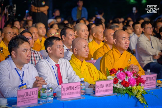 Chư tôn đức và đại biểu tham dự