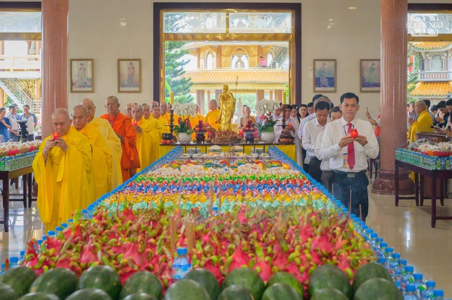 Dâng đăng tưởng nhớ những người đã hiến dâng tuổi thanh xuân và cả cuộc đời cho sự nghiệp đấu tranh giải phóng dân tộc