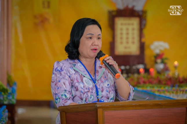 Bà Lâm Thị Thu Vân, Chủ tịch Ủy ban MTTQVN xã Núi Cấm đọc văn tưởng niệm, tri ân anh hùng liệt sĩ
