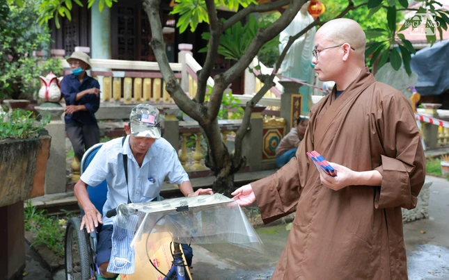 Thượng tọa Thích Minh Đạo trao quà đến chú Nhân - người lần thứ 2 được nhận quà tại chùa Nam Thiên Nhất Trụ Thượng tọa Thích Minh Đạo trao quà đến chú Nhân - người lần thứ 2 được nhận quà tại chùa Nam Thiên Nhất Trụ