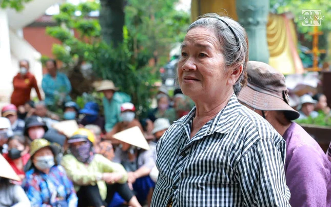 Cô Vân không khỏi nghẹ ngào xúc động khi nhận được phần quà từ chư Tăng và Phật tử Cô Vân không khỏi nghẹ ngào xúc động khi nhận được phần quà từ chư Tăng và Phật tử